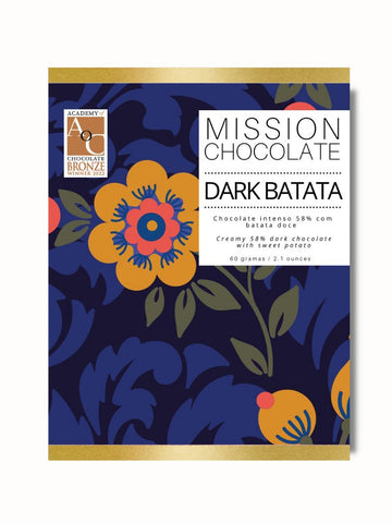 embalagem do chocolate dark batata com uma flor no fundo destacando na embalagem azul.