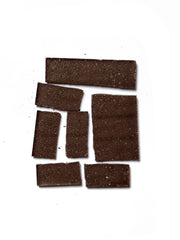 Barra de chocolate de rabanada 58% cacau sobre o fundo branco.