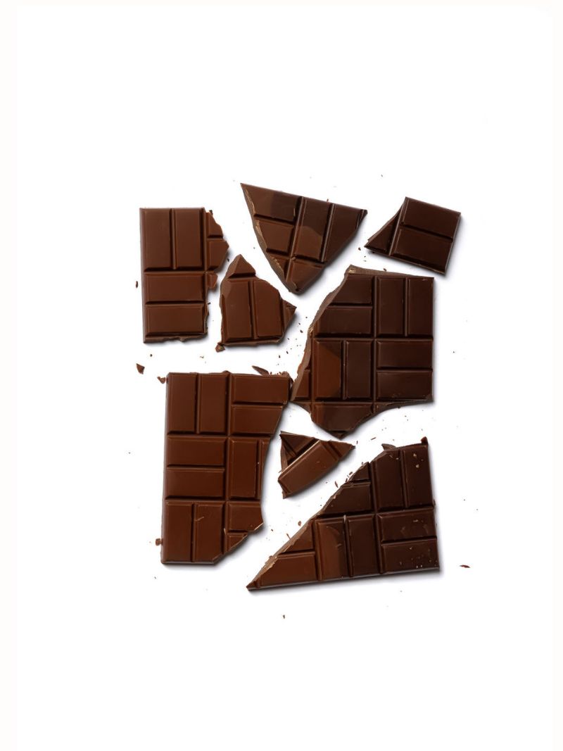 Chocolate two rivers em pedaços sobre o fundo branco. 