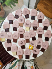 Tablets de chocolate juntos sobre a mesa.