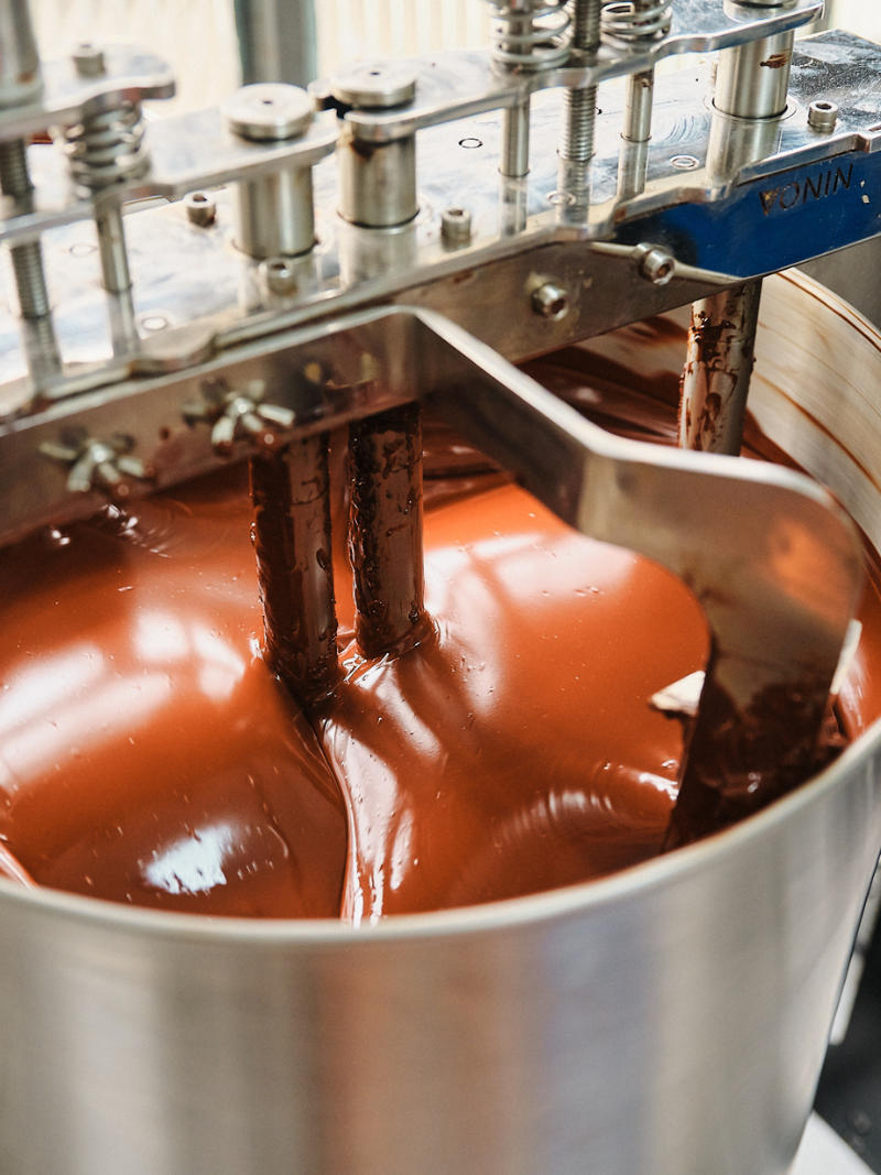 Chocolate sendo mexido pela máquina. 