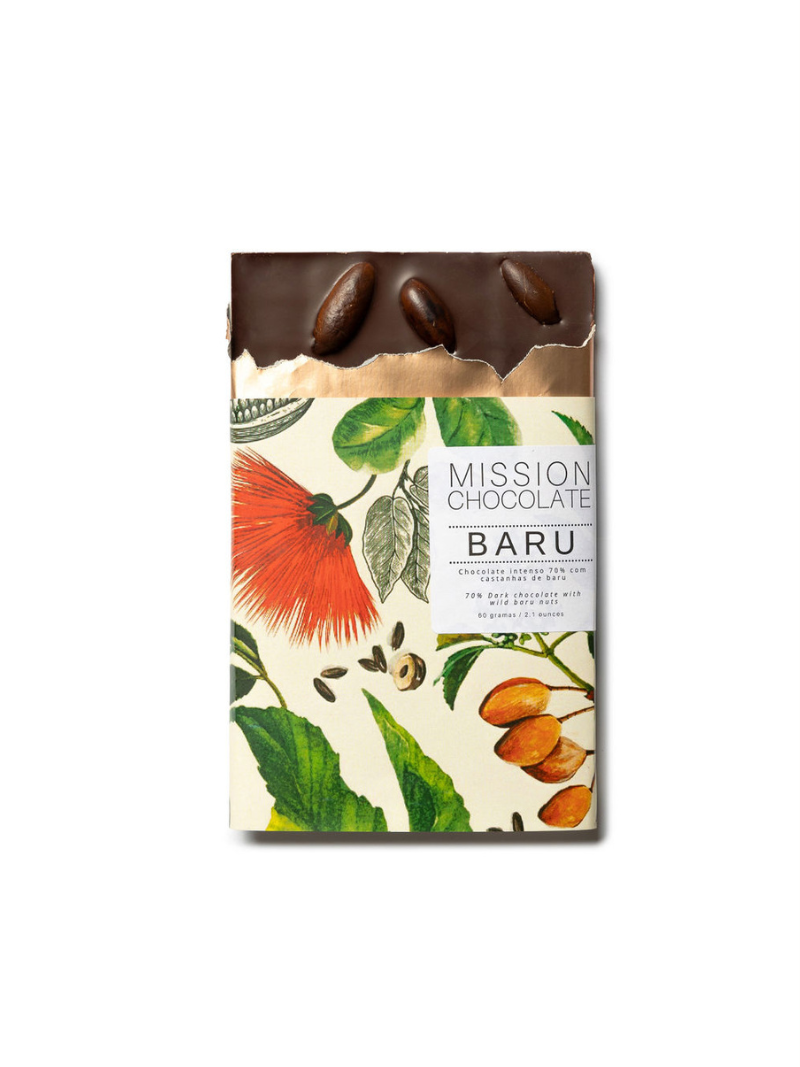 Embalagem do chocolate sabor Baru, com detlhes de flores verdes e laranjas.