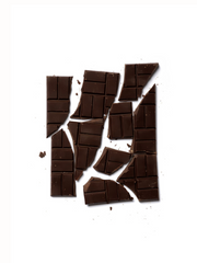Chocolate dark mil em pedaços sobre o fundo branco. 