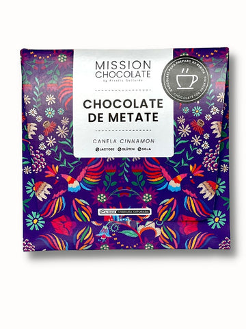 Embalagem do chocolate de metate, com muitos detalhes coloridos.