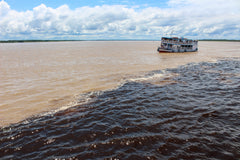 um barco no rio amazonas