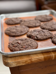 8 cookies de chocolate numa assadeira 