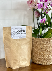 Pacote marrom com etiqueta branca e escrito Cookie Americano