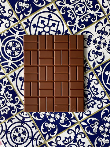 barra de chocolate em um fundo azul e branco 